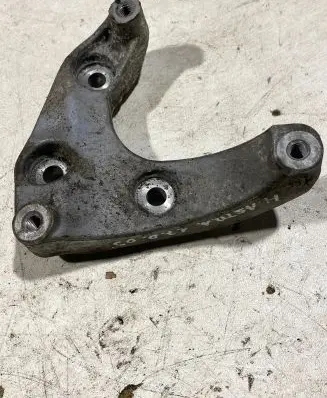 Opel Astra H Engine mounting bracket