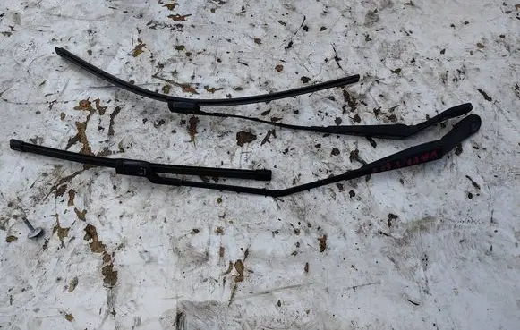 Volvo V40 Front wiper blade arm 