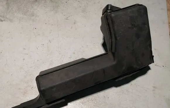 Nissan Pathfinder R52 Air filter box 6KA01
