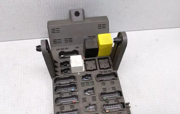 Renault Laguna I Fuse module 7700822929 7700638976 7700414741