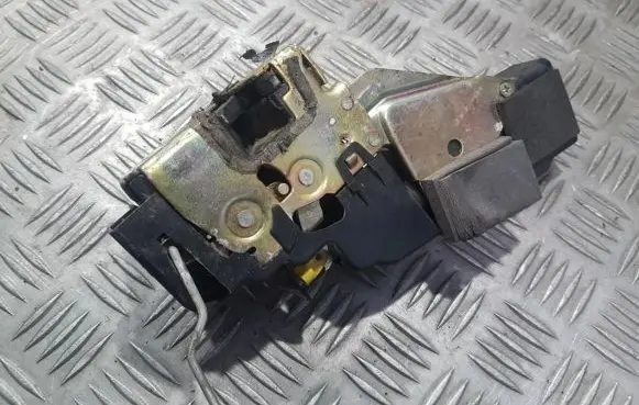 Mitsubishi Carisma Front door lock NENUSTTAYTA
