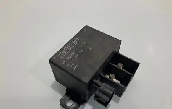 Mercedes-Benz E W211 Charging relay A0025423819 V23132A2001X14 0025423819
