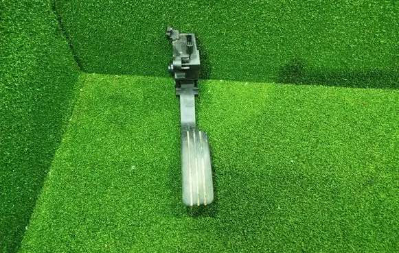 Accelerator throttle pedal
