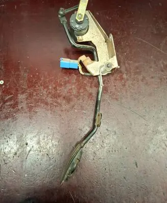 Accelerator throttle pedal