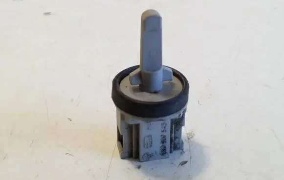 Volkswagen Golf Plus Coolant temperature sensor 1K0907543G
