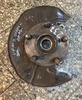 Toyota Corolla Verso AR10 Front wheel hub