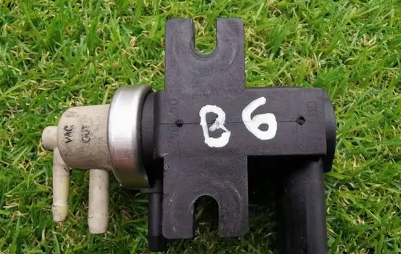 Audi A4 S4 B5 8D Turbo solenoid valve 1J0906627B 72290345 04T043