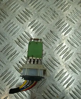 Volkswagen PASSAT B6 Heater blower fan relay 