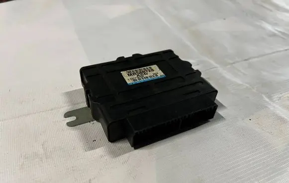 Mitsubishi Lancer Air suspension control unit module (rear) MR580728 X4T71875H