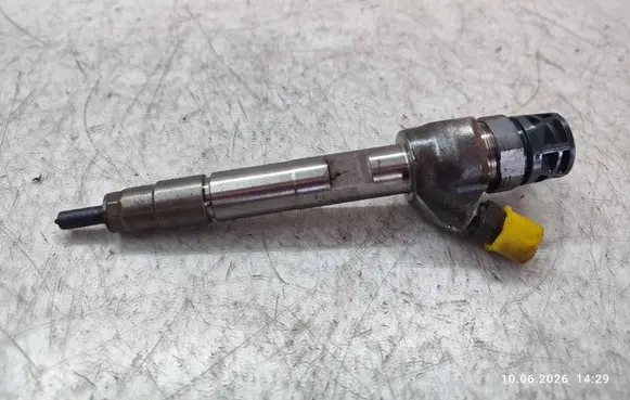 BMW X4 F26 Fuel injector 0445110570