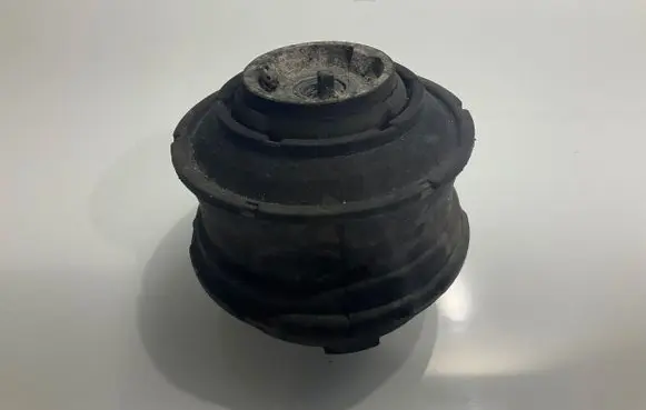 Mercedes-Benz CLS C219 Engine mount bracket