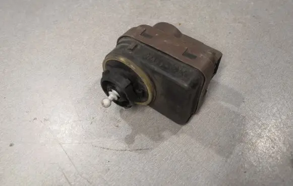 Headlight level adjustment motor