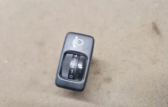 Toyota Hilux (AN10, AN20, AN30) Headlight level height control switch