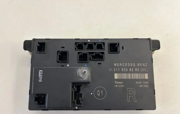 Mercedes-Benz E W211 Door control unit/module 2118208285 00401304