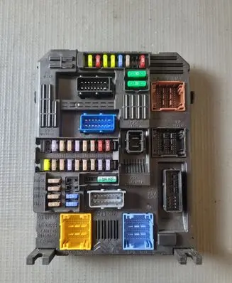 Peugeot 208 Fuse module 9832880380