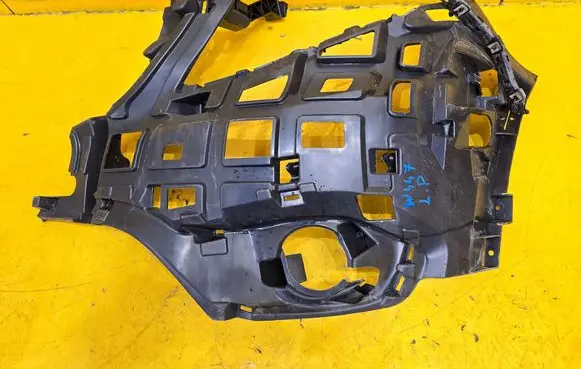 Mercedes-Benz Vito Viano W447 Front bumper mounting bracket A4478850216 A4478800216