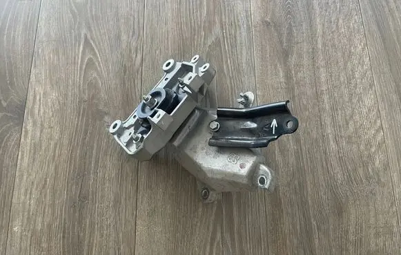 Nissan Micra K14 Engine mount bracket