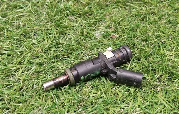 Mercedes-Benz E W212 Fuel injector A2720780249