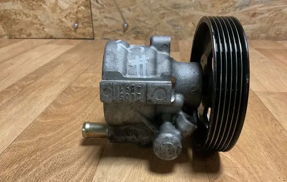 Volvo S40, V40 Power steering pump 111040