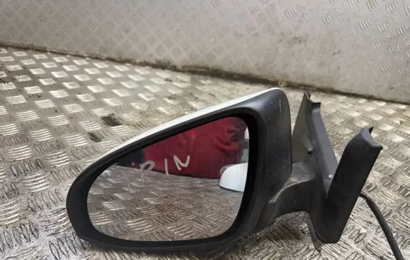Toyota Yaris Front door electric wing mirror 