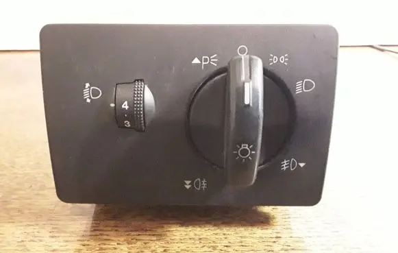 Ford C-MAX I Light switch 498610