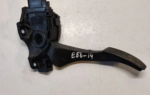 Accelerator throttle pedal
