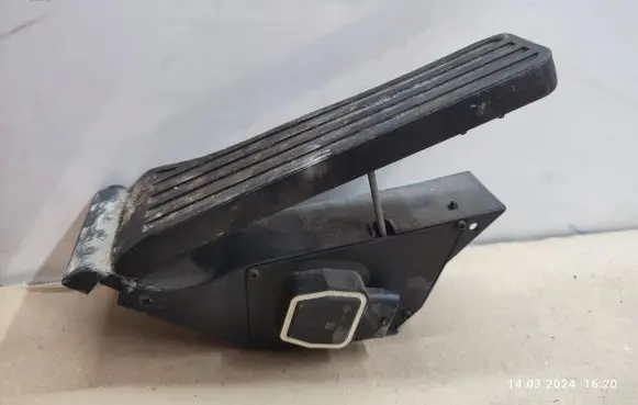 Mercedes-Benz E W212 Accelerator throttle pedal A2043000004