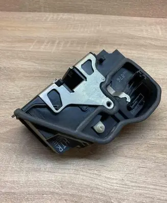 BMW X3 E83 Rear door lock 7167076