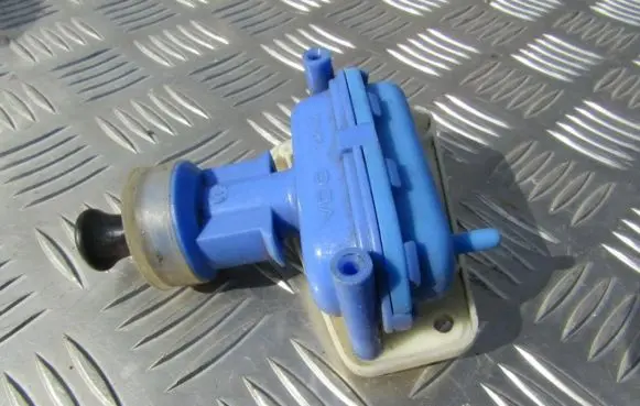 Audi 80 90 B3 Central locking vacuum pump 893862123