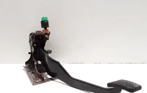 Mitsubishi Outlander Brake pedal