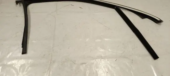 Mercedes-Benz GLE W167 Front door glass trim molding A1677251400