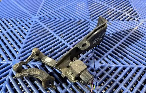 Headlight/headlamp level sensor