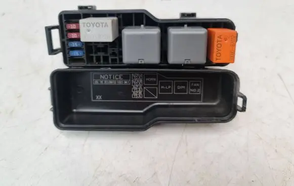 Toyota Corolla Verso AR10 Fuse box set 8386P1