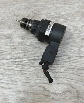 Mercedes-Benz E W211 Fuel pressure regulator A6110780449 10825343 0281002494