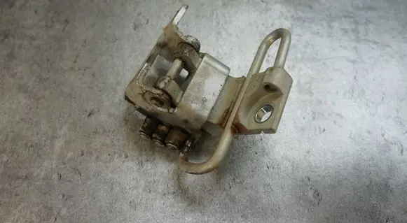 Volkswagen Golf V Front door upper hinge 1K0831412P