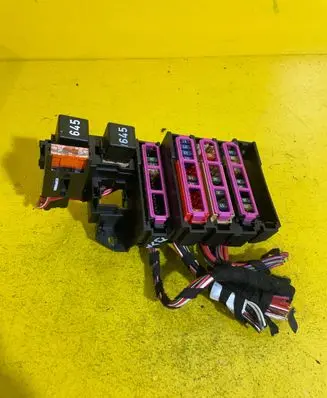 Audi A4 S4 B8 8K Relay mounting block RZ5R7P1K6
