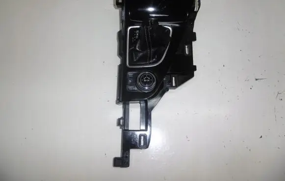 Infiniti Q50 Center console