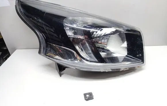Opel Vivaro Headlight/headlamp 260100146R