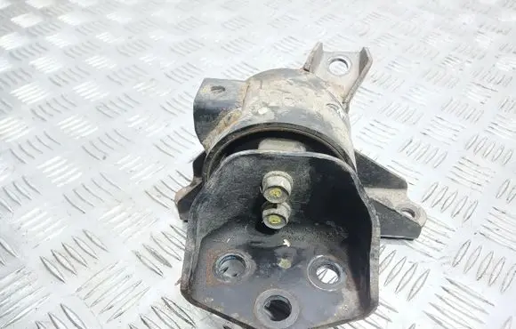 Hyundai i20 (PB PBT) Engine mount bracket