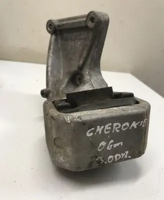 Jeep Cherokee Engine mount bracket
