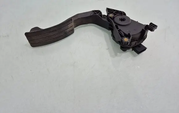 Accelerator throttle pedal