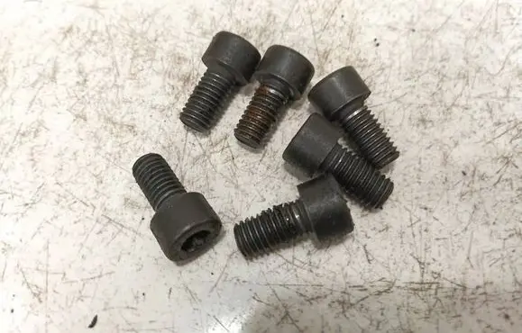 Volkswagen PASSAT B5 Nuts/bolts 