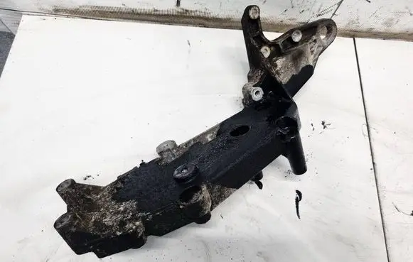 Volvo S40, V40 Engine mounting bracket 9497106