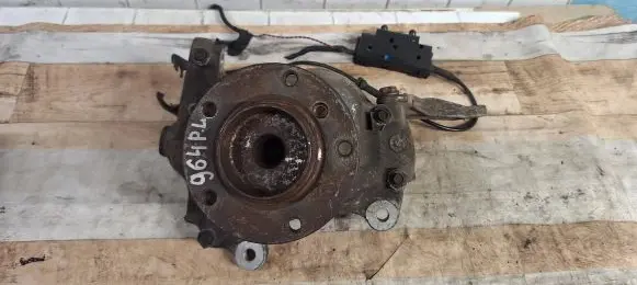 BMW 5 E60 E61 Front wheel hub 6760953