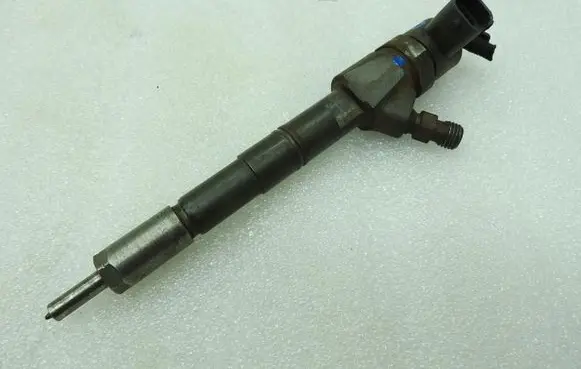 Opel Insignia A Fuel injector 55496735 55566050