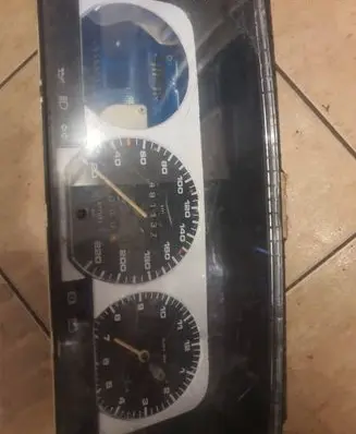 Volkswagen PASSAT B3 Speedometer (instrument cluster) 81117621 8201500