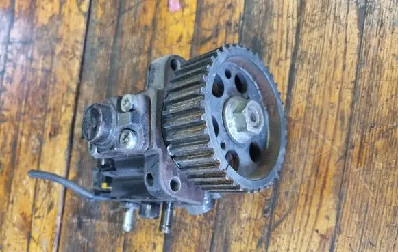 Opel Astra J Fuel injection high pressure pump 0445010193