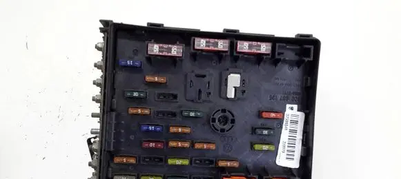 Volkswagen PASSAT B6 Fuse box set 3C0937125 63592777