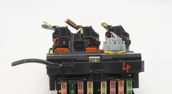 Peugeot Expert Fuse module 9666700380
