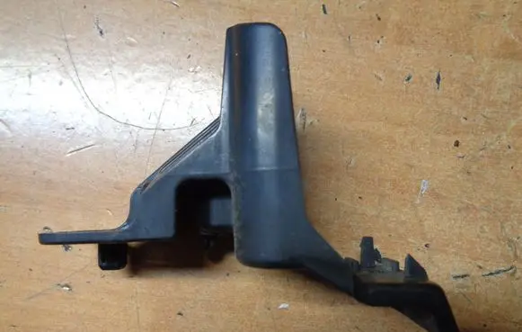 Suzuki Swift II Radiator mount bracket 7173368L0